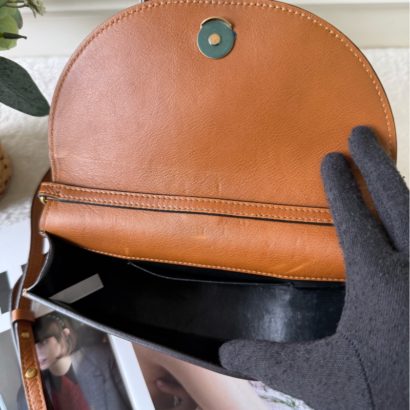 Nile 尼羅河系列小牛皮迷你半月手鐲包(焦糖色)-8