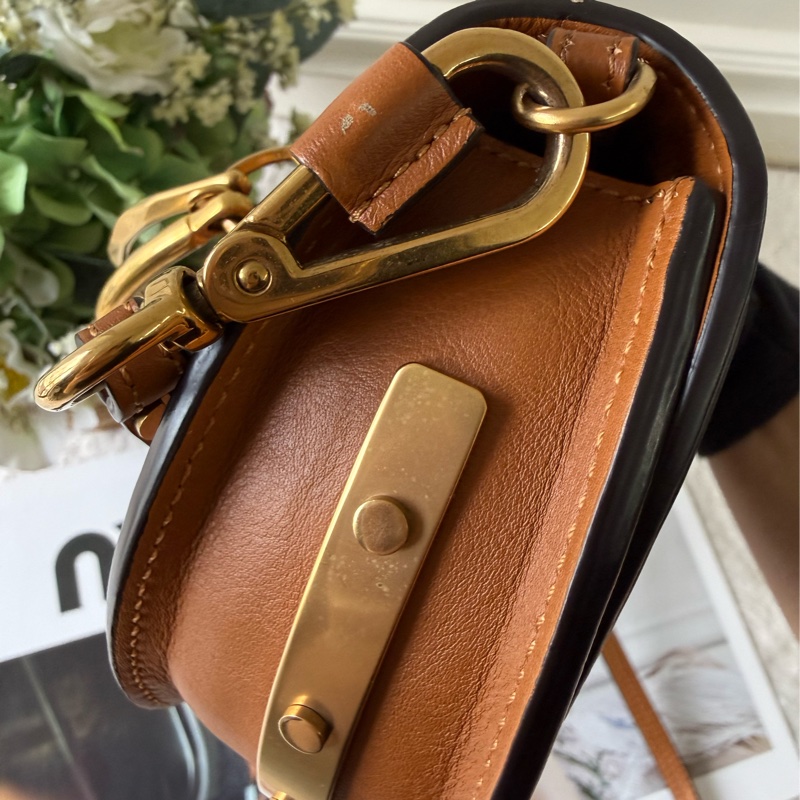 Nile 尼羅河系列小牛皮迷你半月手鐲包(焦糖色)-9