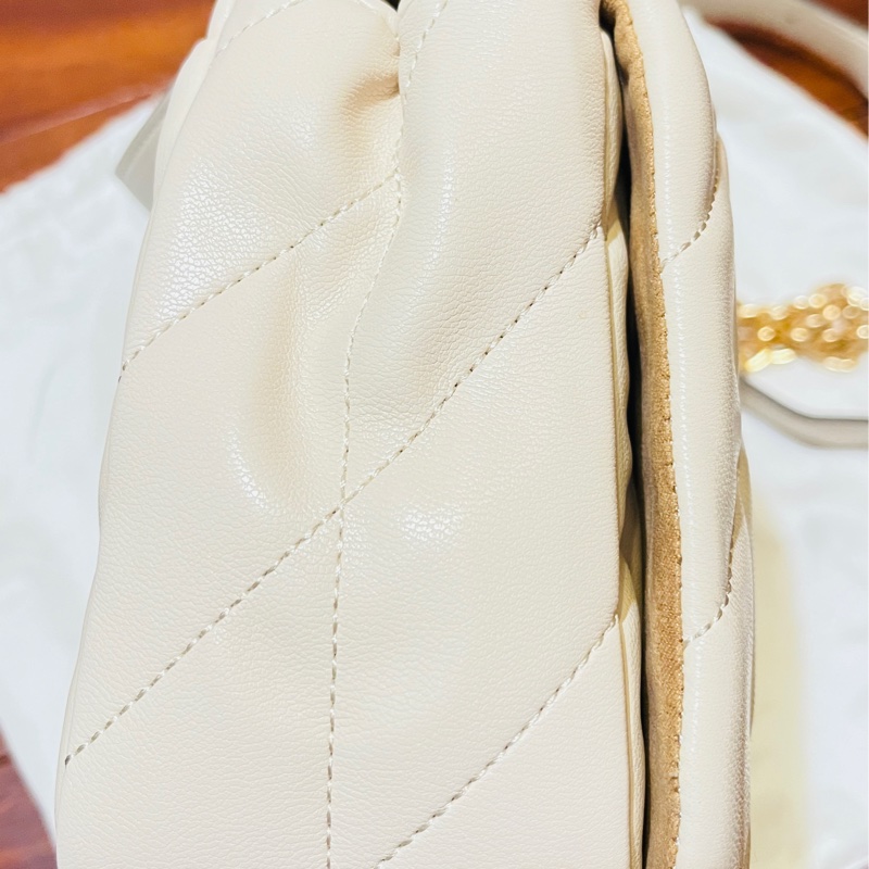 Coach羊皮掀蓋雲朵包(白)可肩揹可斜揹-3