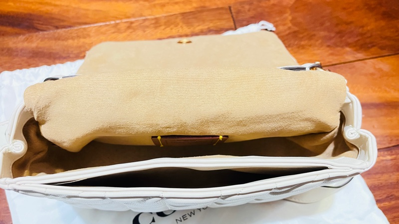 Coach羊皮掀蓋雲朵包(白)可肩揹可斜揹-7