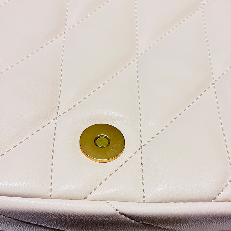 Coach羊皮掀蓋雲朵包(白)可肩揹可斜揹-12