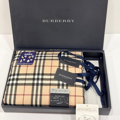 BURBERRY 倫敦 經典格紋羽絨膝上毯(四用)附禮盒和緞帶，送禮自用兩相宜