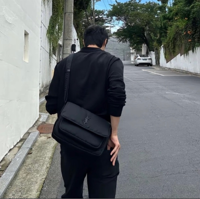 YSL 黑色 niki尼龍郵差包 中號 23年 。尺寸約長32.5cm 寬10cm 高23cm-0