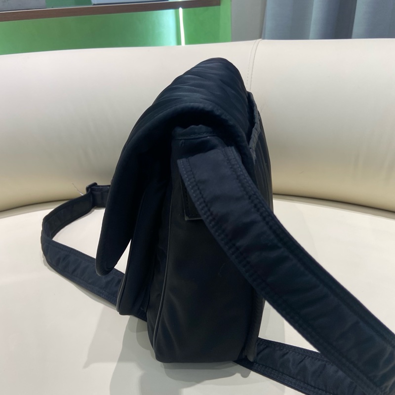 YSL 黑色 niki尼龍郵差包 中號 23年 。尺寸約長32.5cm 寬10cm 高23cm-2