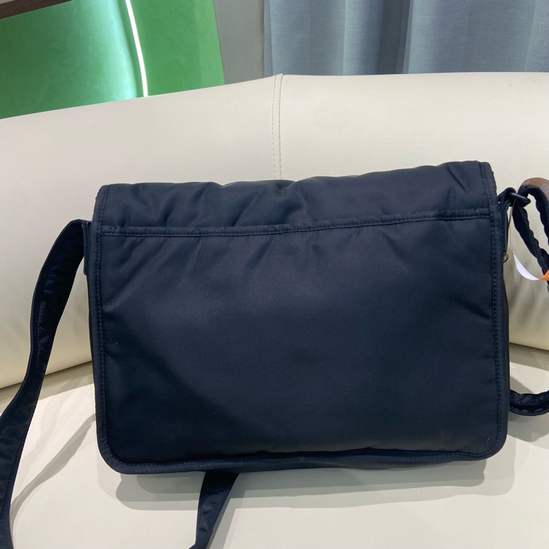 YSL 黑色 niki尼龍郵差包 中號 23年 。尺寸約長32.5cm 寬10cm 高23cm-3