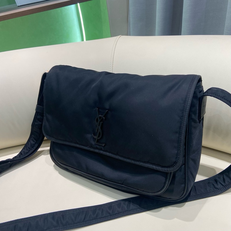 YSL 黑色 niki尼龍郵差包 中號 23年 。尺寸約長32.5cm 寬10cm 高23cm-4