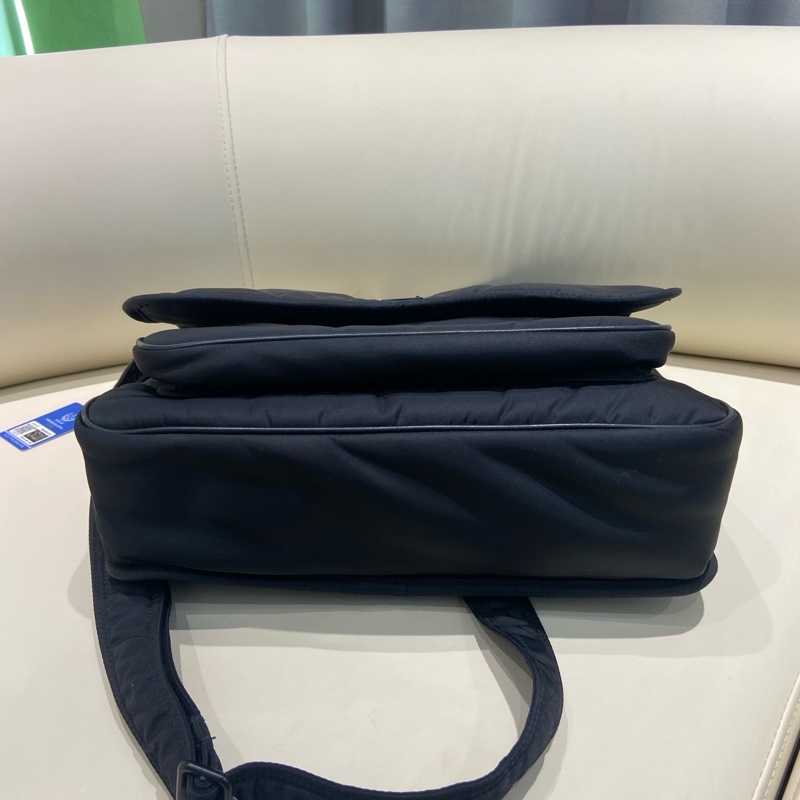 YSL 黑色 niki尼龍郵差包 中號 23年 。尺寸約長32.5cm 寬10cm 高23cm-5