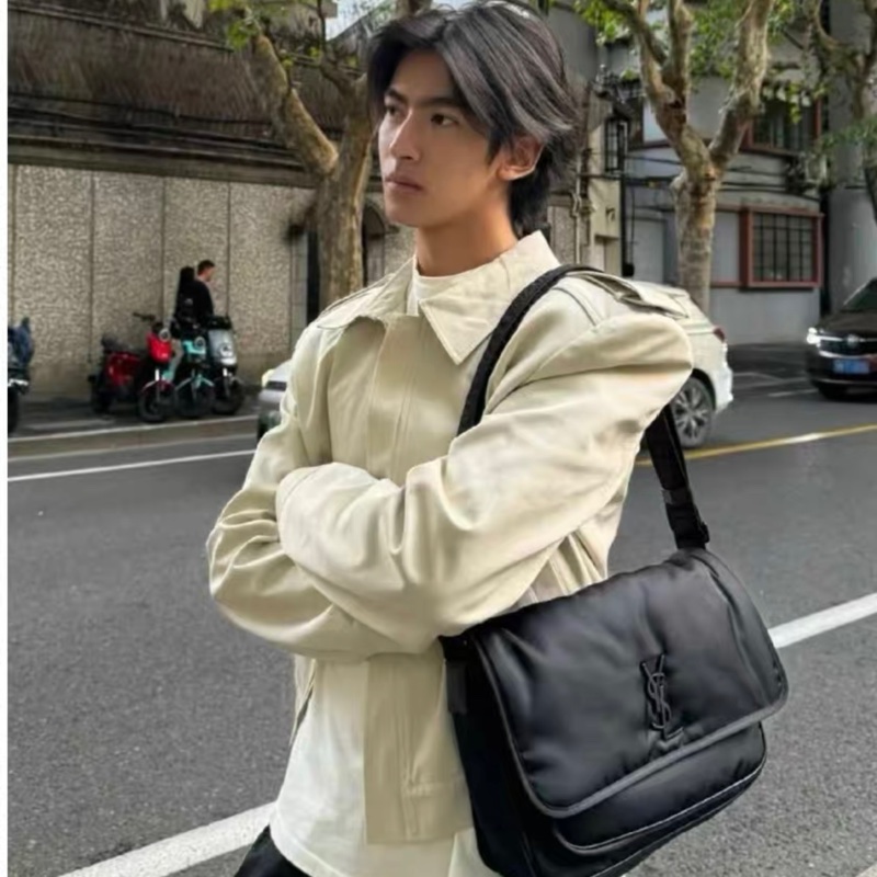 YSL 黑色 niki尼龍郵差包 中號 23年 。尺寸約長32.5cm 寬10cm 高23cm-7
