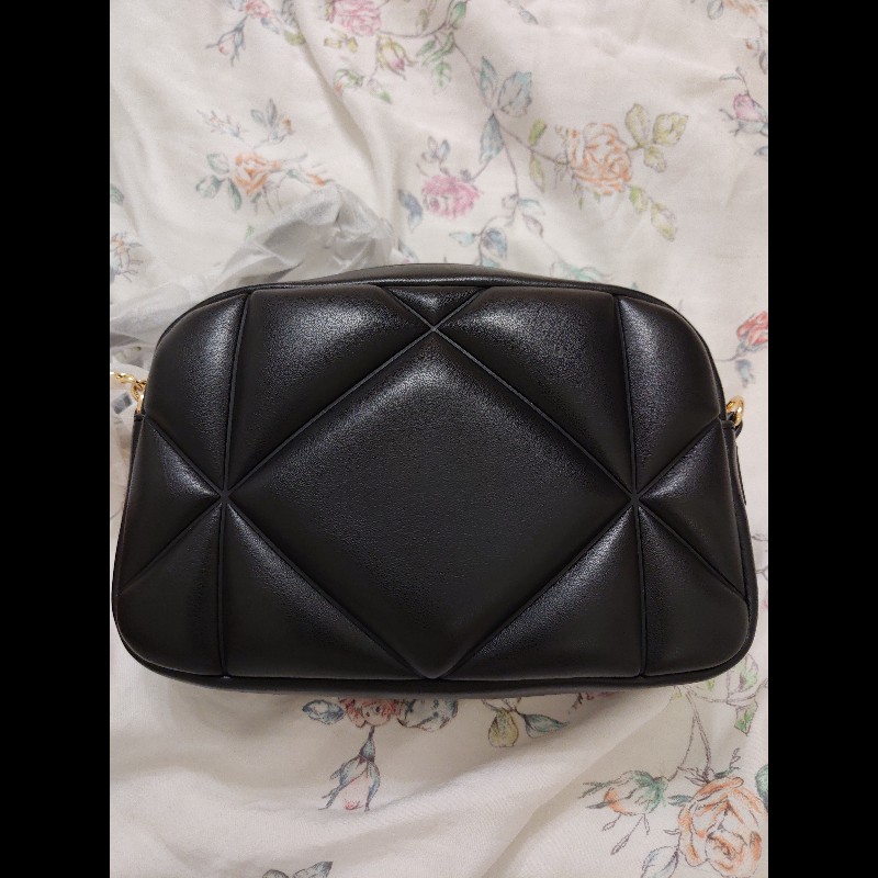 MOSCHINO  金屬Logo菱格紋斜背包 黑-1