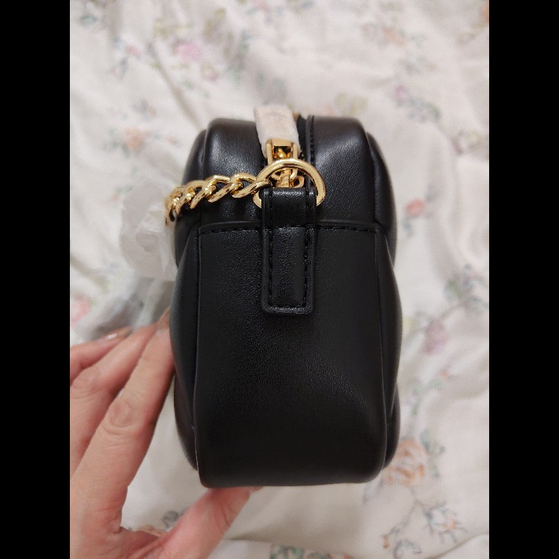 MOSCHINO  金屬Logo菱格紋斜背包 黑-2