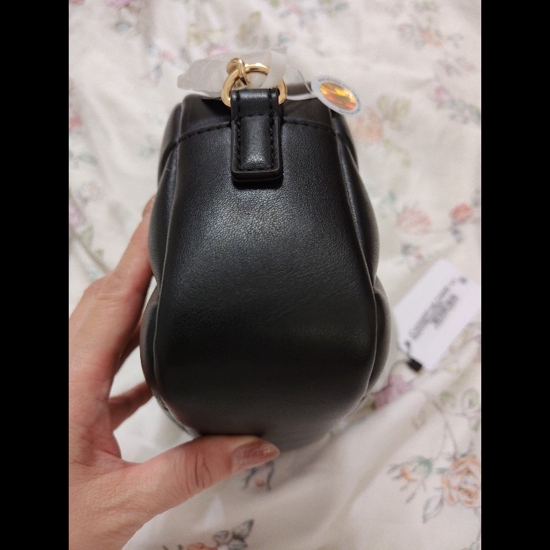 MOSCHINO  金屬Logo菱格紋斜背包 黑-3