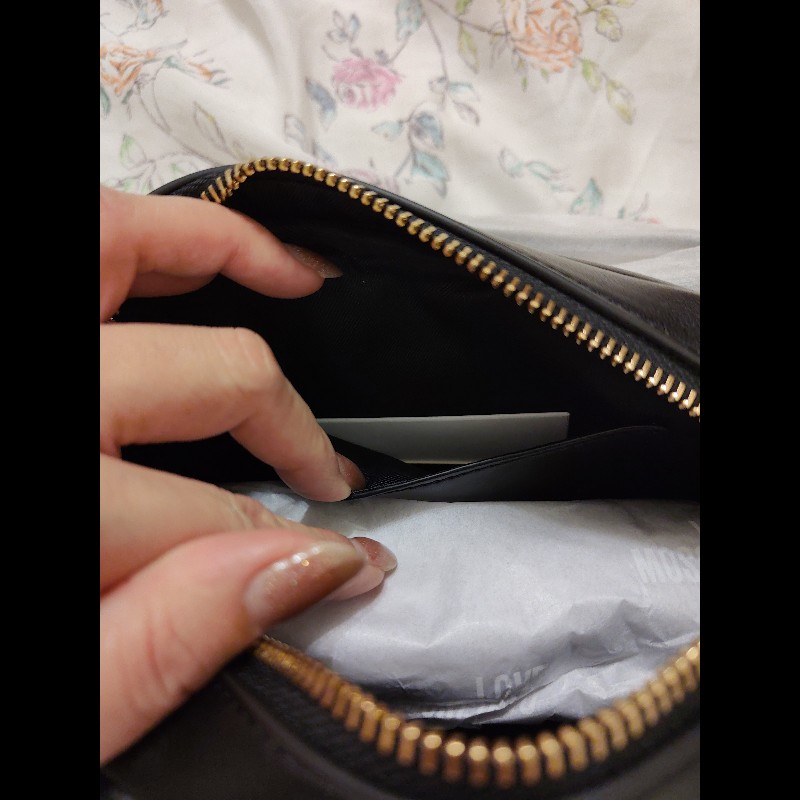 MOSCHINO  金屬Logo菱格紋斜背包 黑-4