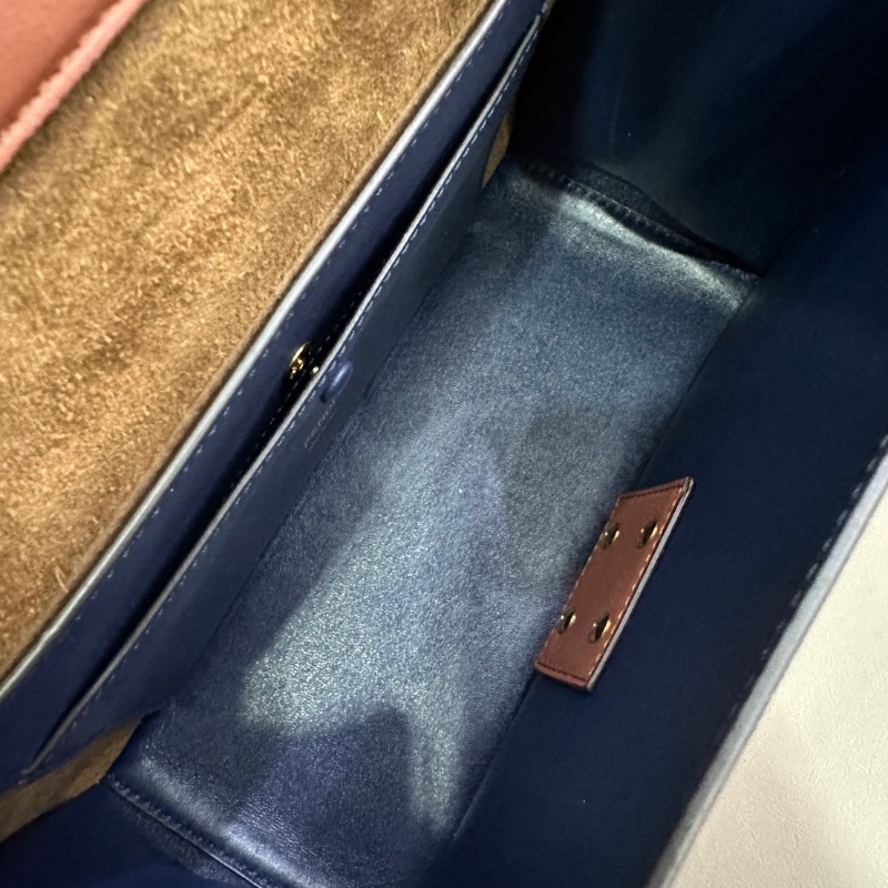 Fendi 全皮Kanu U金標肩背包25*17 98新配件塵袋-2