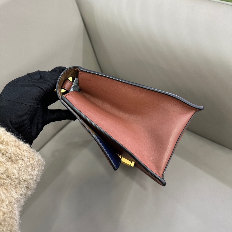 Fendi 全皮Kanu U金標肩背包25*17 98新配件塵袋-5