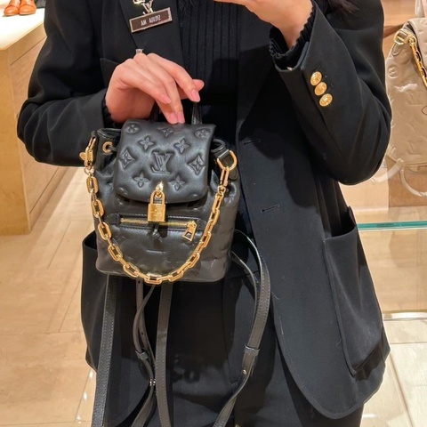 LV Coussin Backpack mini 羊皮黑金壓花後背包芯片款15*20*1.5 99新配件塵袋 鑰匙 鎖