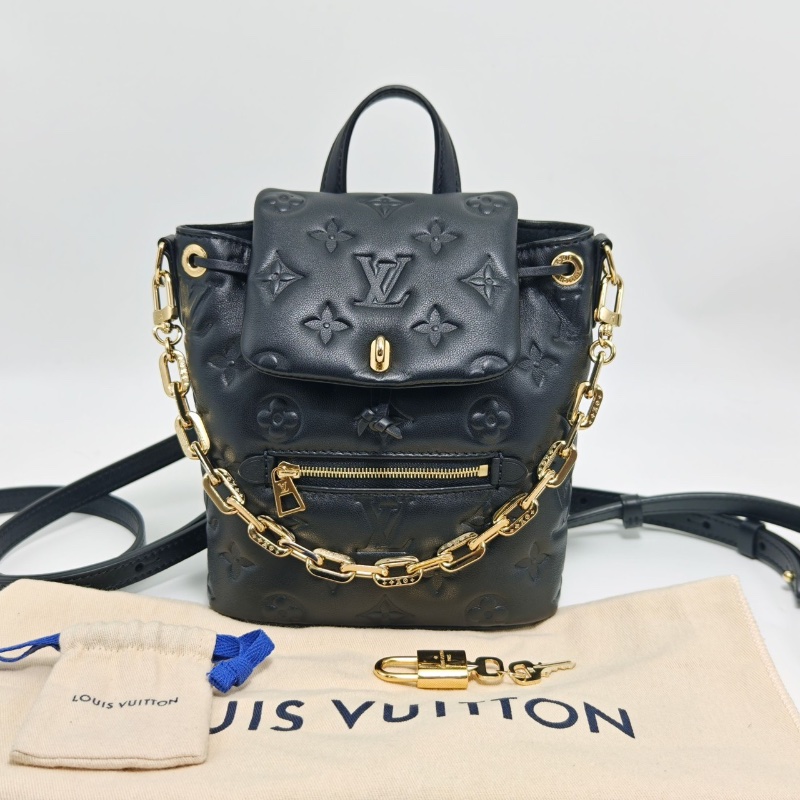 LV Coussin Backpack mini 羊皮黑金壓花後背包芯片款15*20*1.5 99新配件塵袋 鑰匙 鎖-1