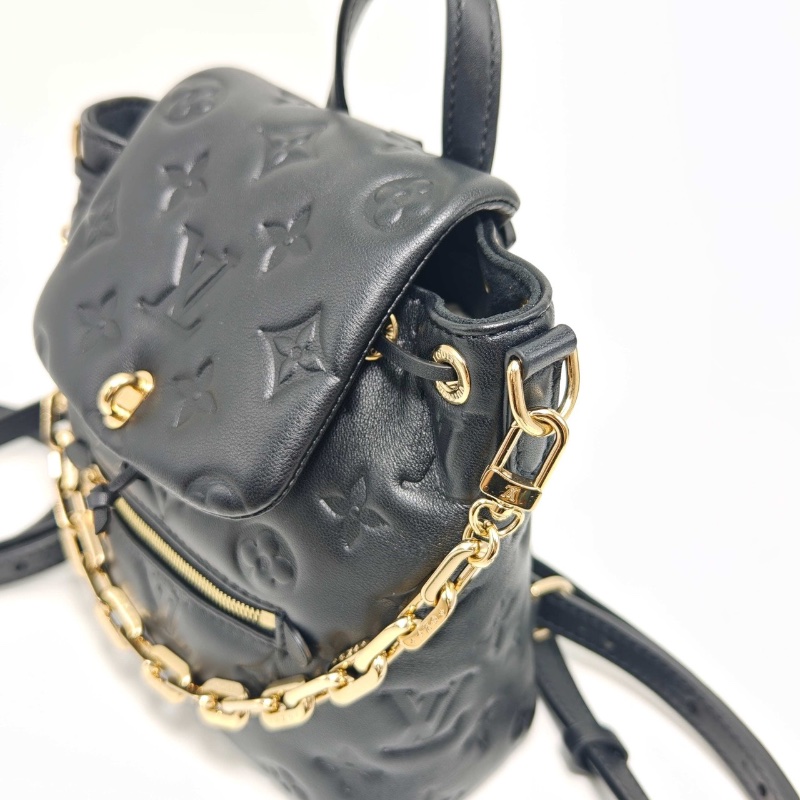 LV Coussin Backpack mini 羊皮黑金壓花後背包芯片款15*20*1.5 99新配件塵袋 鑰匙 鎖-3