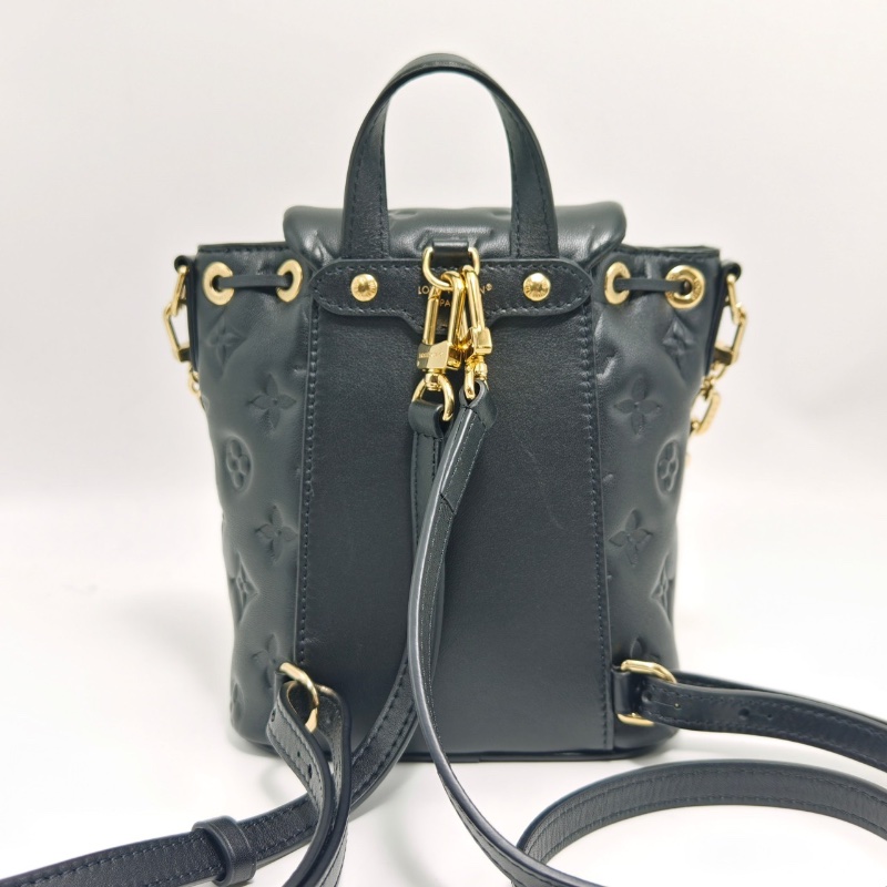 LV Coussin Backpack mini 羊皮黑金壓花後背包芯片款15*20*1.5 99新配件塵袋 鑰匙 鎖-6