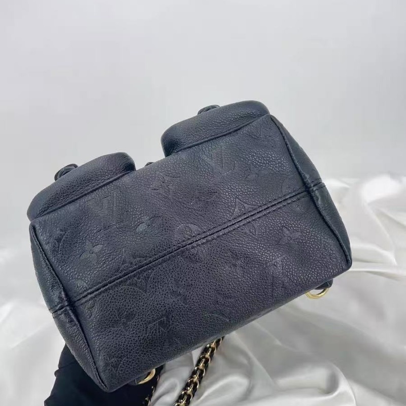 LV Back Up 小青蛙後背包黑金 粒面壓紋牛皮 芯片款18*20 95新配件塵袋-7