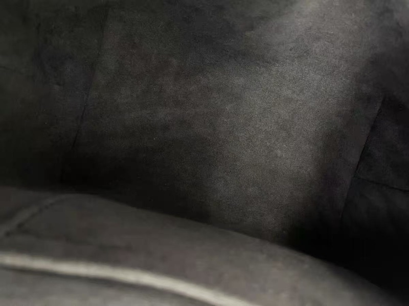 LV Back Up 小青蛙後背包黑金 粒面壓紋牛皮 芯片款18*20 95新配件塵袋-8