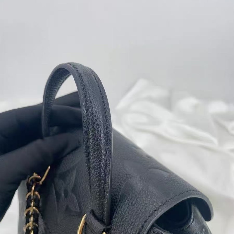 LV Back Up 小青蛙後背包黑金 粒面壓紋牛皮 芯片款18*20 95新配件塵袋-9