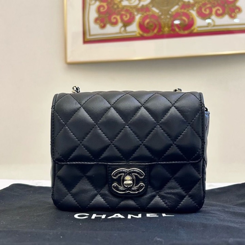 CHANEL 23P 琺瑯扣愛心皮穿鏈菱格方胖子 小羊皮斜背包 黑色 16*5cm*13cm 99新配件塵袋-7
