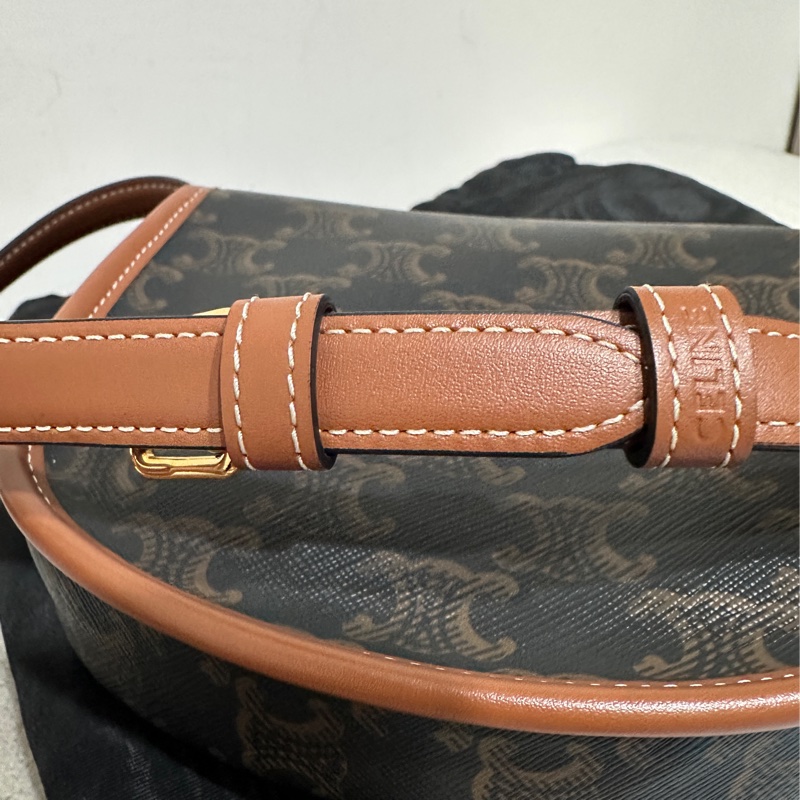 CELINE Triomphe 老花帆布小牛皮斜背包-11