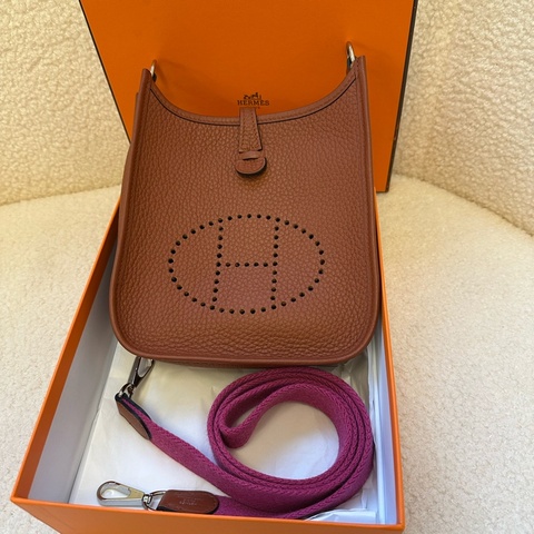 Hermès Mini Evelyne (TPM) 顏色：南瓜色（Pumpkin Orange）五金：銀扣（Palladium） 材質：TOgo牛皮