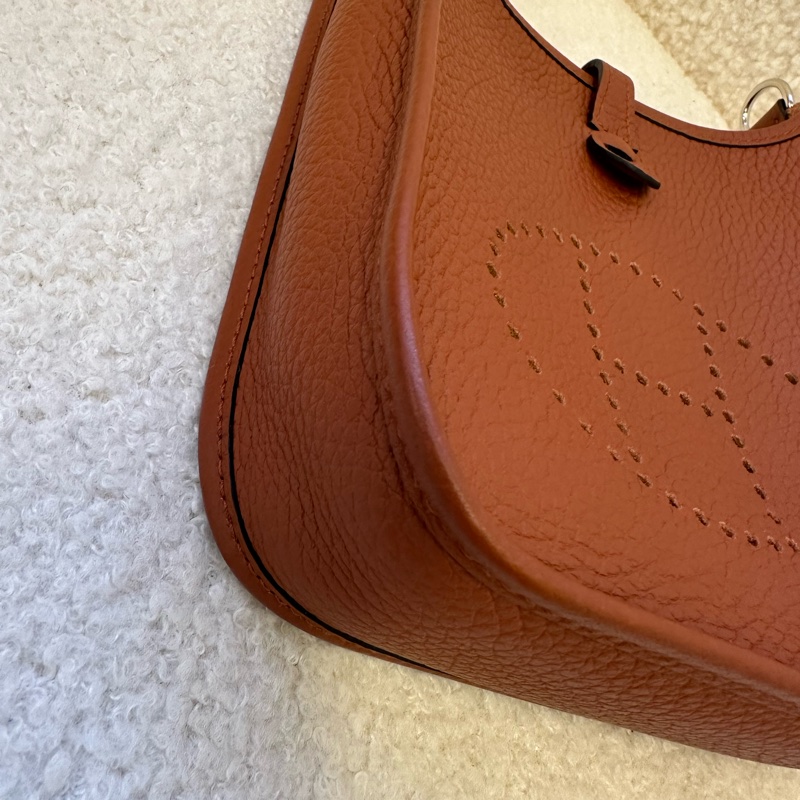 Hermès Mini Evelyne (TPM) 顏色:南瓜色(Pumpkin Orange)五金:銀扣(Palladium) 材質:TOgo牛皮-3