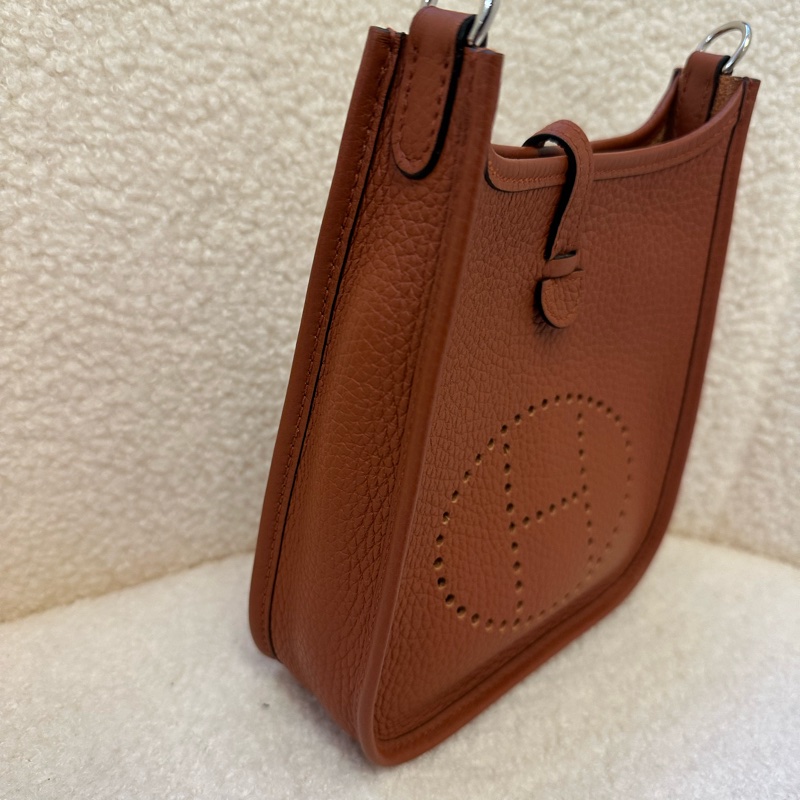 Hermès Mini Evelyne (TPM) 顏色:南瓜色(Pumpkin Orange)五金:銀扣(Palladium) 材質:TOgo牛皮-6