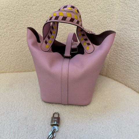 Hermes/愛馬仕 Picotin 18 菜籃子，限量編織手柄設計，配色為超仙氣的X9錦葵紫，搭配優雅銀扣