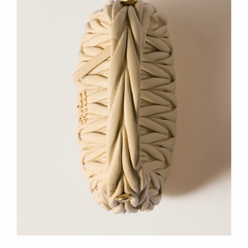 Miu Miu 女士 Wander 馬特拉塞凸紋納帕皮半月形包均碼碼20cm*6cm*17cm-2