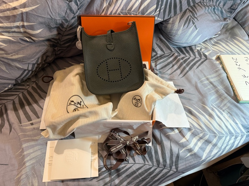 🐎售全新現貨 🐎愛馬仕 Hermès mini evelyne 灰綠色銀扣(新色)-5