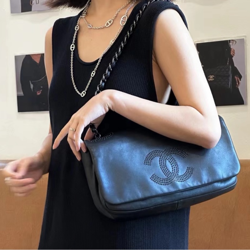 【甜酷女孩🖤🤍罕見有個性✨全網最低價】黑色小羊皮碎鑽翻蓋包-0