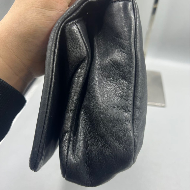 【甜酷女孩🖤🤍罕見有個性✨全網最低價】黑色小羊皮碎鑽翻蓋包-4