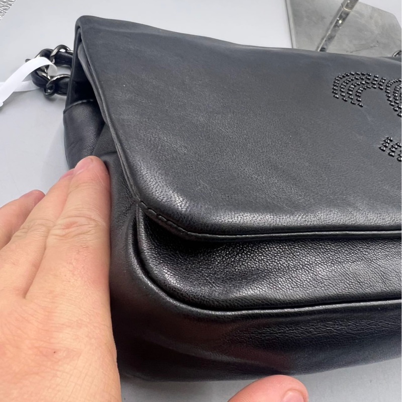 【甜酷女孩🖤🤍罕見有個性✨全網最低價】黑色小羊皮碎鑽翻蓋包-6
