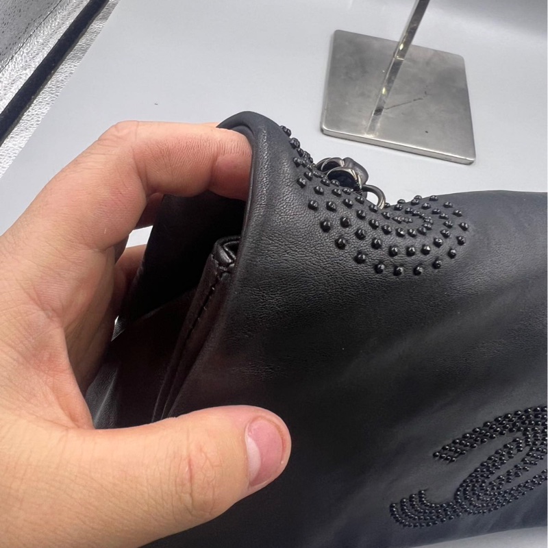 【甜酷女孩🖤🤍罕見有個性✨全網最低價】黑色小羊皮碎鑽翻蓋包-10