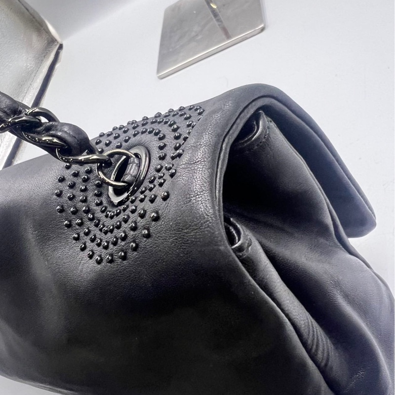 【甜酷女孩🖤🤍罕見有個性✨全網最低價】黑色小羊皮碎鑽翻蓋包-11