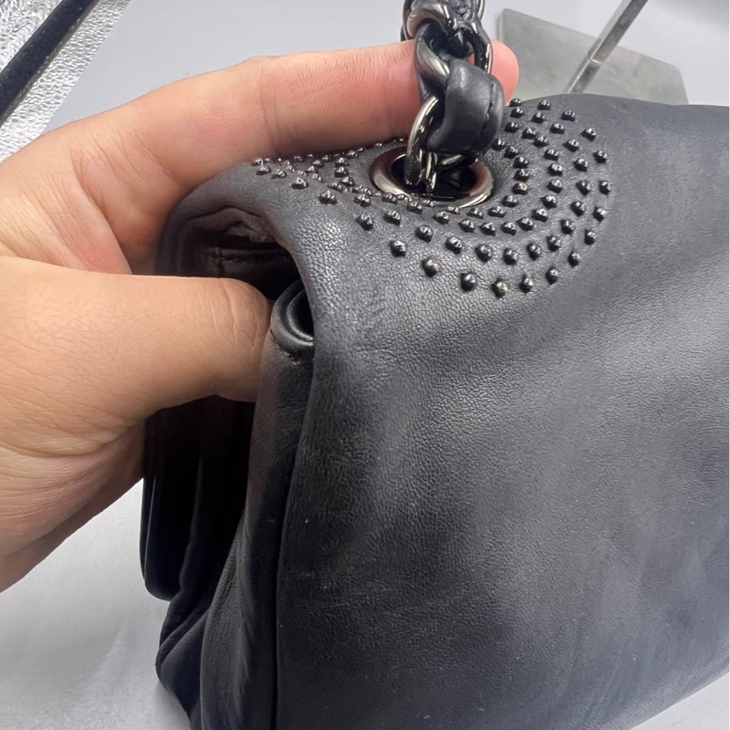 【甜酷女孩🖤🤍罕見有個性✨全網最低價】黑色小羊皮碎鑽翻蓋包-12