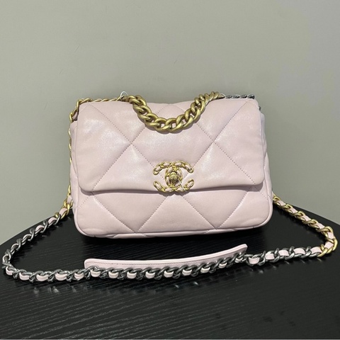 【98新 ✨ 全網最低價！】罕見 Chanel 香奈兒 櫻花粉色 金扣19bag 小號 （下單前先詢問庫存❗️）