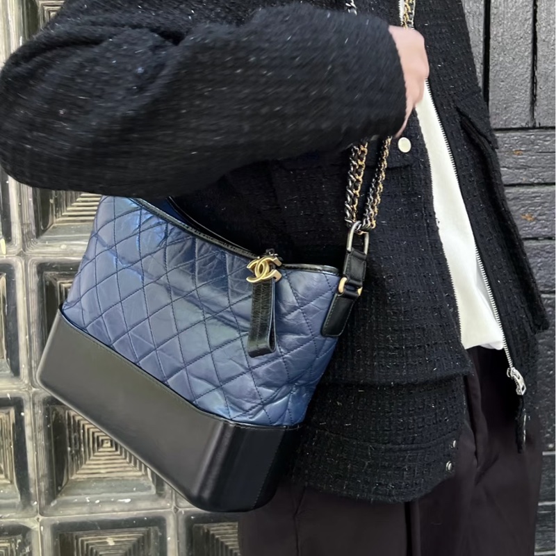 【經典款式✨男女適用👫🏻全網最低價】Chanel 流浪包 25開 藍黑配色-0