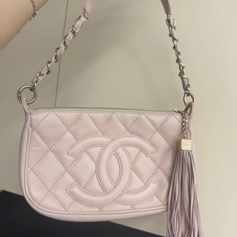 【Jennie同款💖中古甜酷😍全網最低價】CHANEL 櫻花粉金扣 流蘇 手提包|單肩包-3