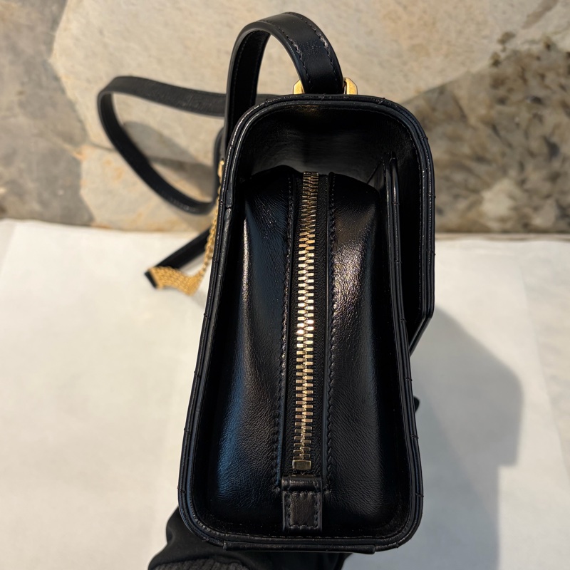 Chanel黑山形紋小牛皮霧金釦信封包-2