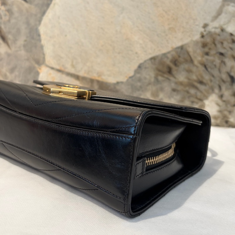 Chanel黑山形紋小牛皮霧金釦信封包-5