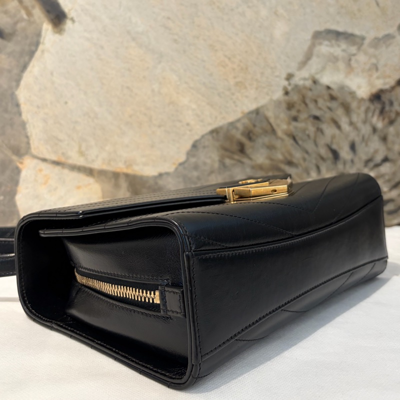 Chanel黑山形紋小牛皮霧金釦信封包-6