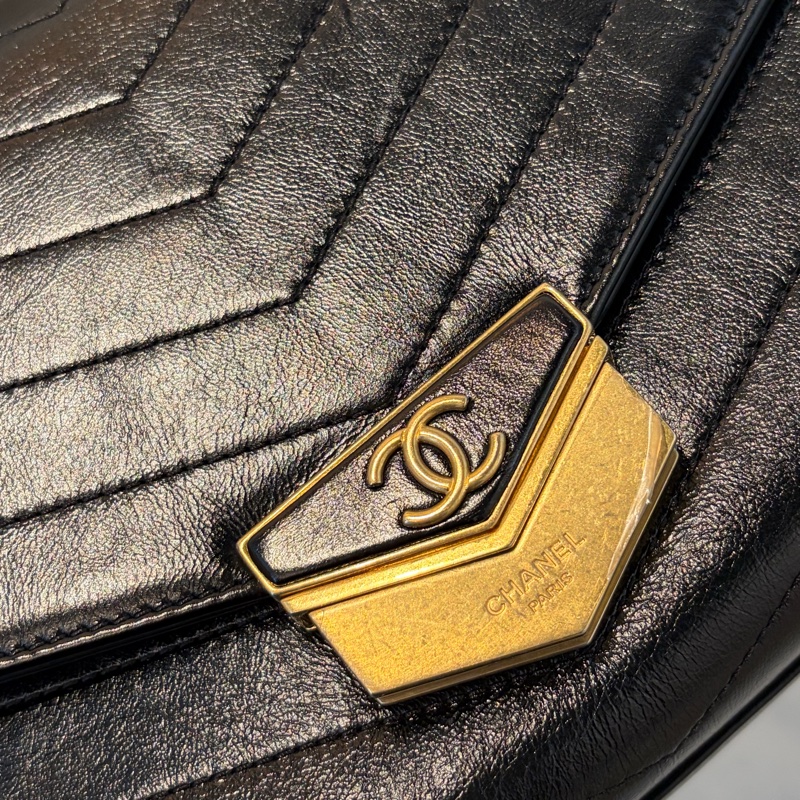 Chanel黑山形紋小牛皮霧金釦信封包-7