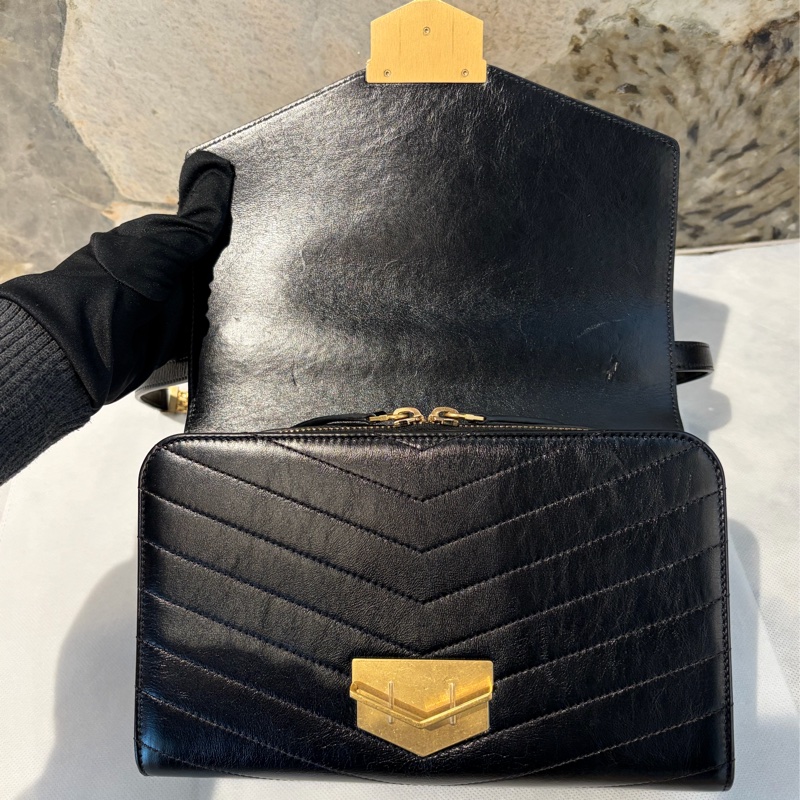 Chanel黑山形紋小牛皮霧金釦信封包-8