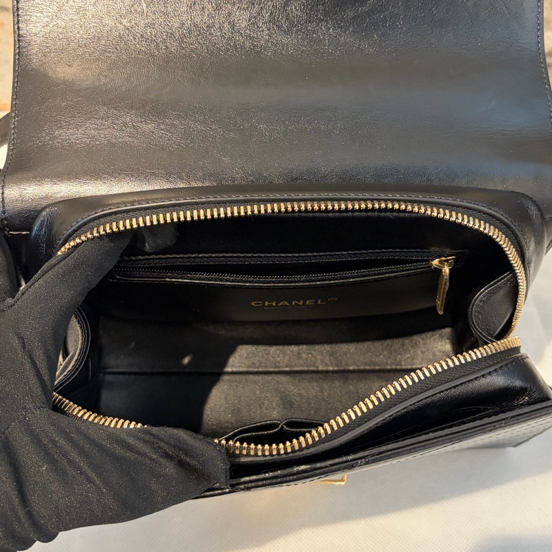 Chanel黑山形紋小牛皮霧金釦信封包-9