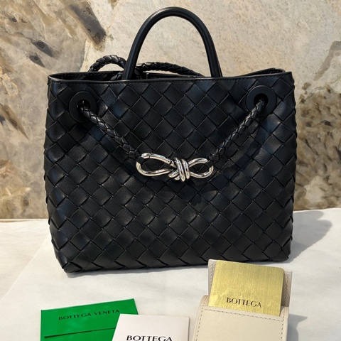 Bottega Veneta 黑銀羊皮 Andiamo 小號