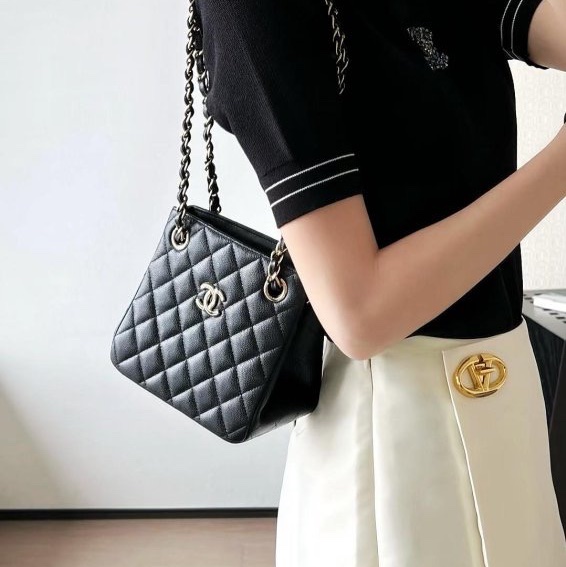 全新CHANEL 25C黑色荔枝金皮穿鏈豆腐包mini tote桶包AS3176-11